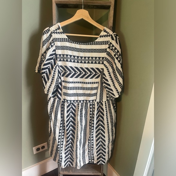 Old Navy Black and White Patterned Dress - Picture 5 of 7
